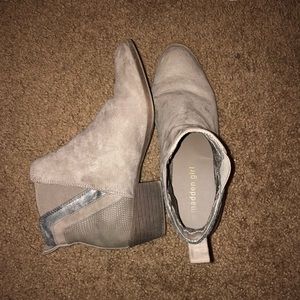 Tan Madden girl small heeled ankle boots.